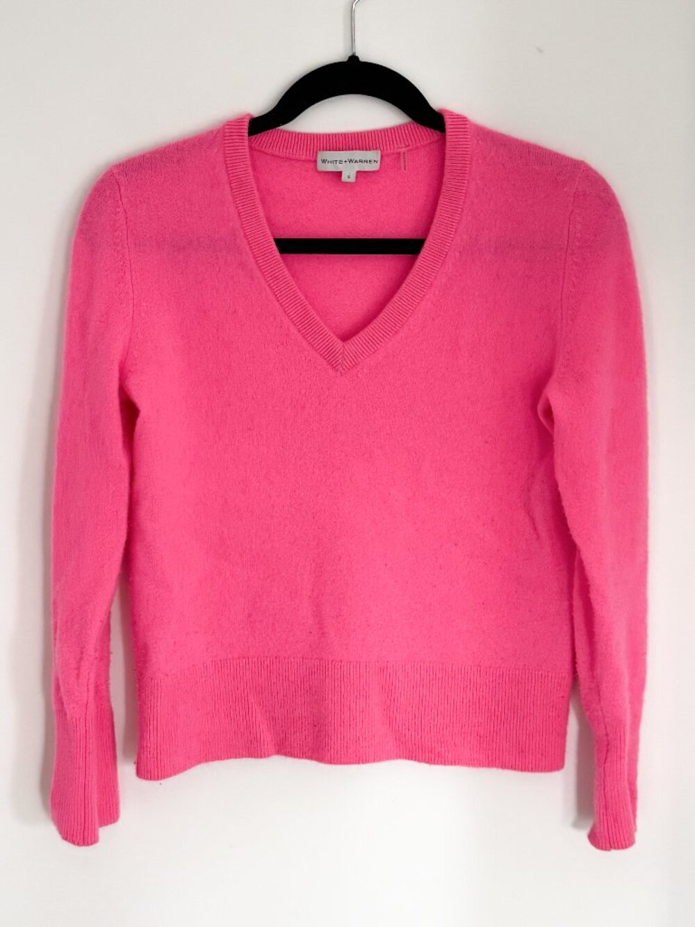 WHITE + WARREN CASHMERE V-NECK SWEATER